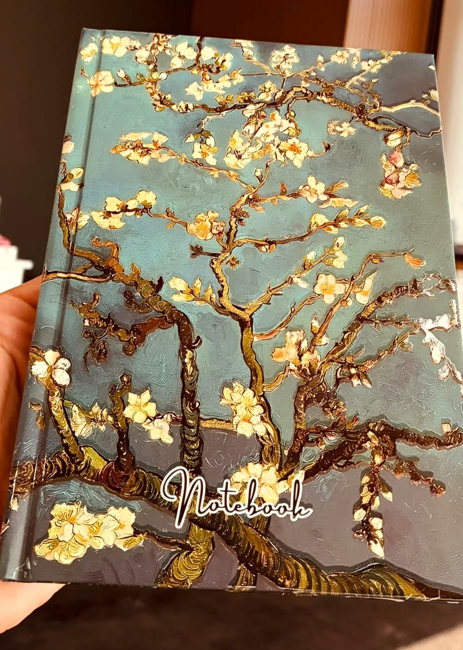Mavi-yeşil zemin üzerinde badem çiçeği desenli sert kapaklı defter