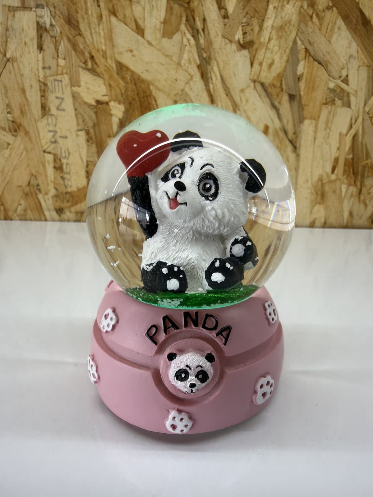 Kalp tutan panda figürlü kar küresi