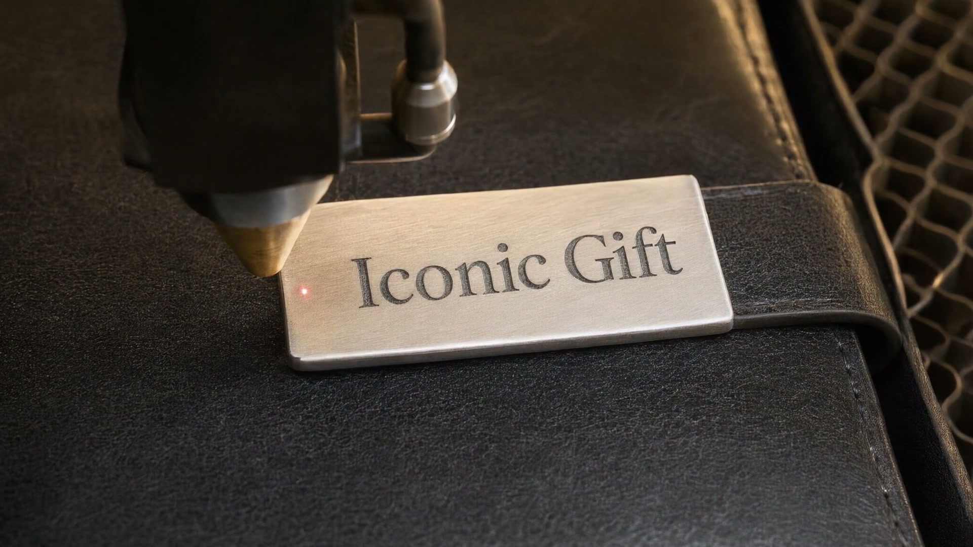 Atölyede siyah deri ajandanın metal plakasına lazerle Iconic Gift yazılması, fotoğraf baskısı, kraft kutuya paketleme ve kargoya hazırlık